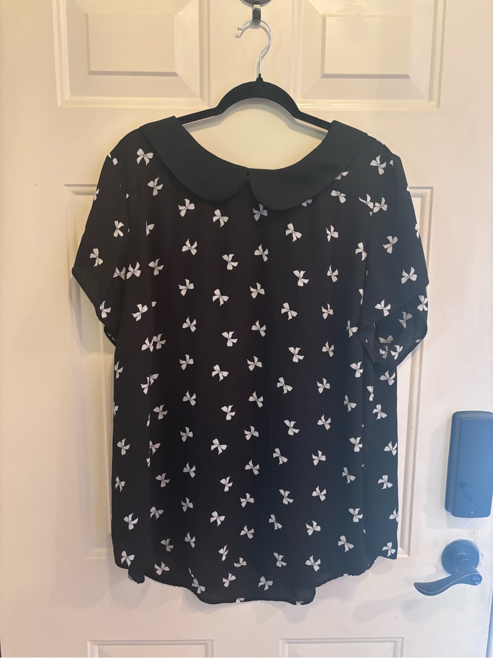 torrid Black & White Bow Print Peter Pan Collar Blouse - Picture 2 of 6